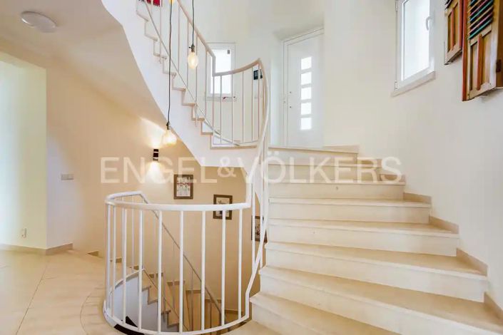 Image No.18-4 Bed House for sale