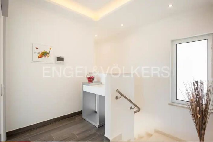 Image No.24-4 Bed House for sale