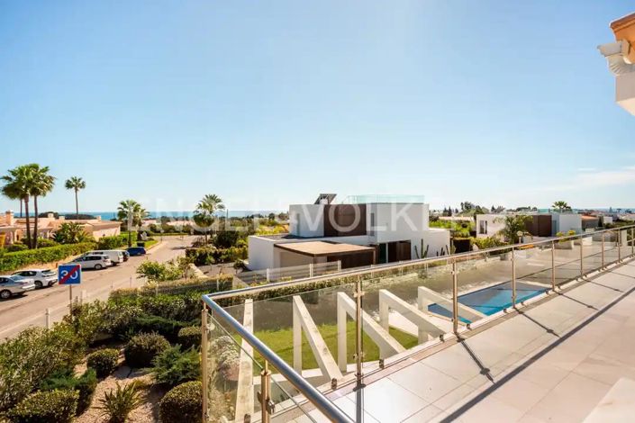 Image No.3-4 Bed House for sale