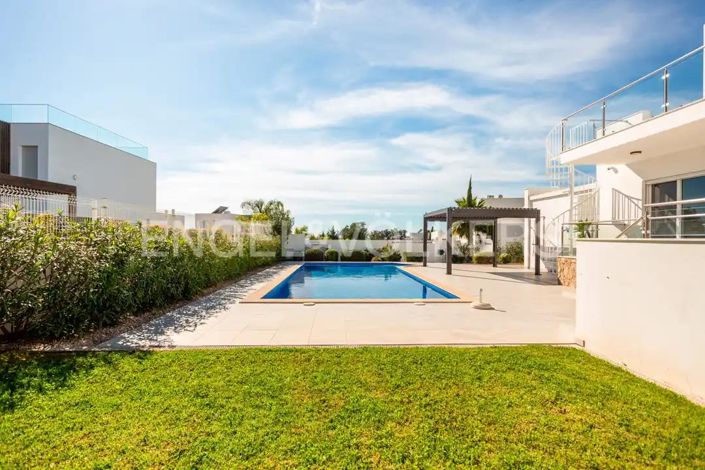 Image No.42-4 Bed House for sale