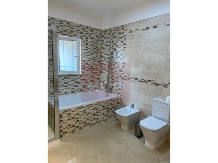 Image No.18-4 Bed House for sale