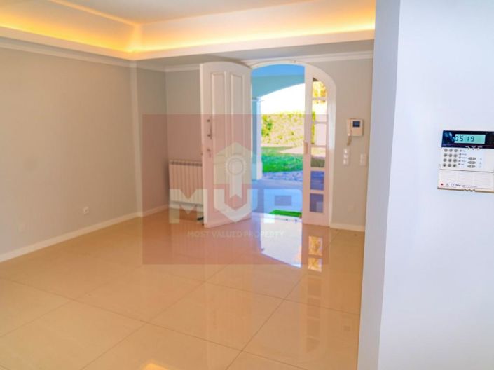 Image No.17-6 Bed House for sale