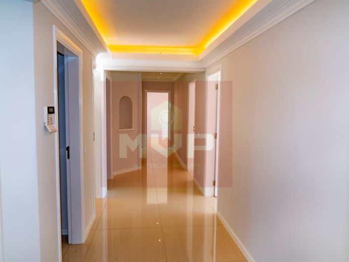 Image No.18-6 Bed House for sale