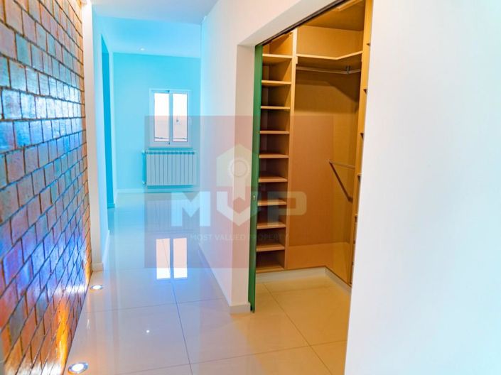 Image No.25-6 Bed House for sale