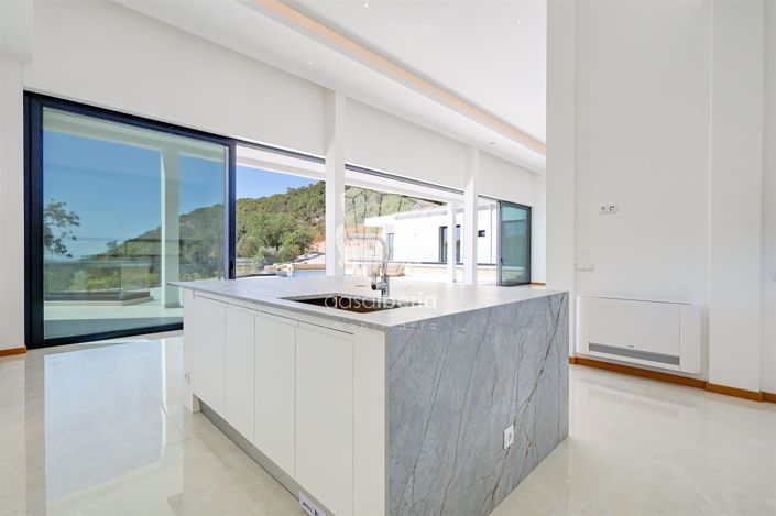 Image No.21-4 Bed House for sale