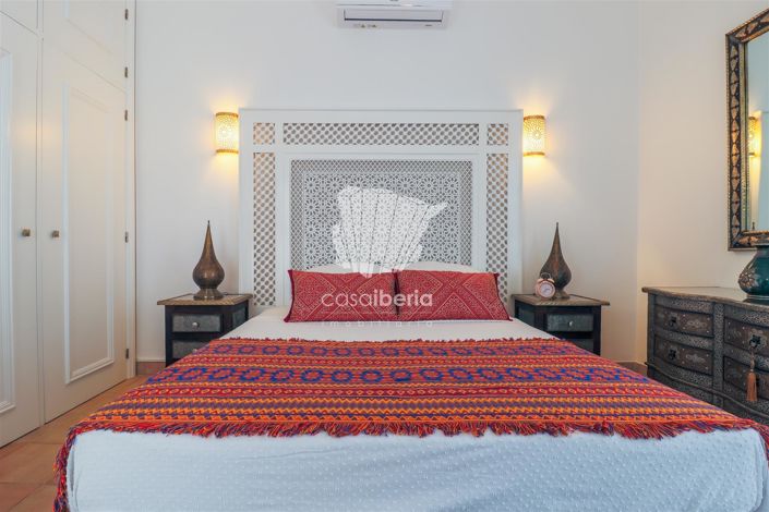 Image No.24-5 Bed House for sale