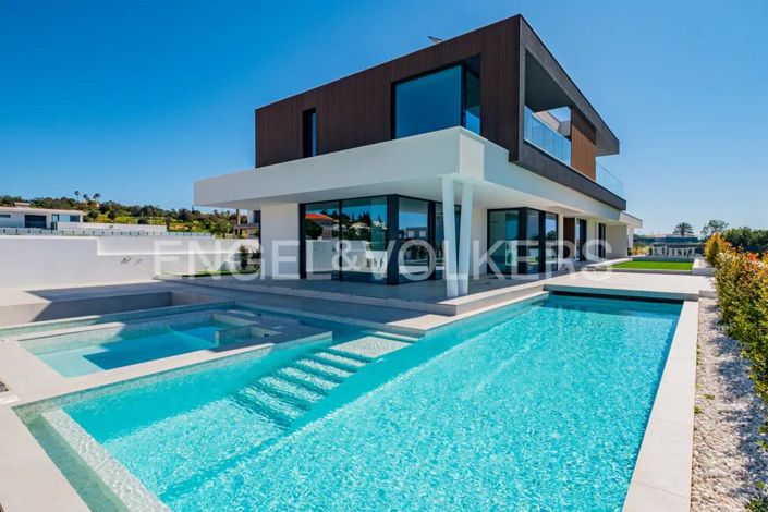 Image No.1-4 Bed House for sale