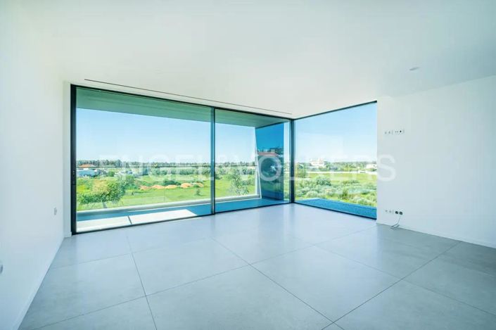 Image No.17-4 Bed House for sale