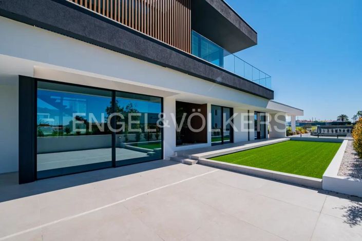 Image No.8-4 Bed House for sale