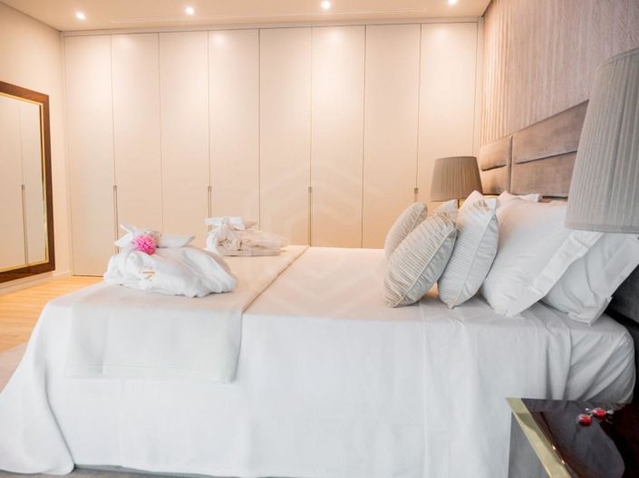 Image No.8-8 Bed House for sale