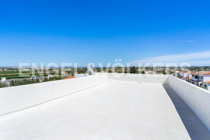 Image No.17-5 Bed House for sale