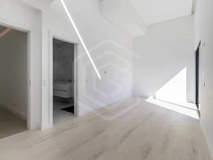 Image No.11-5 Bed House for sale