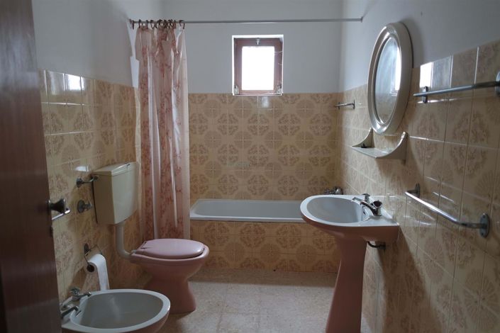 Image No.8-5 Bed House for sale