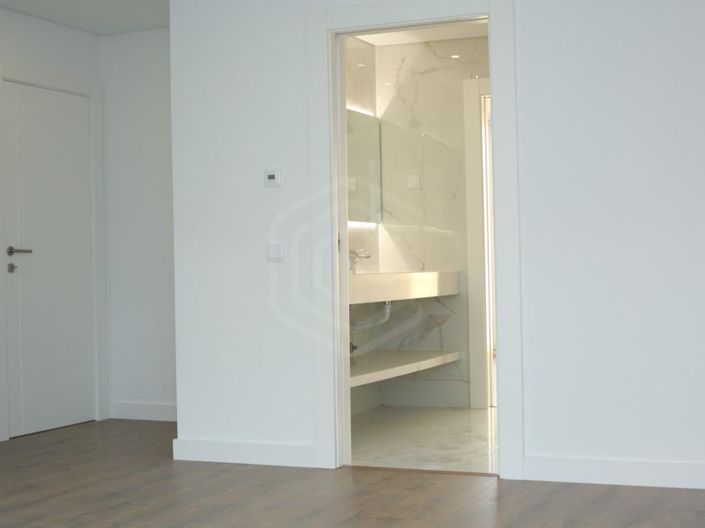 Image No.26-4 Bed House for sale