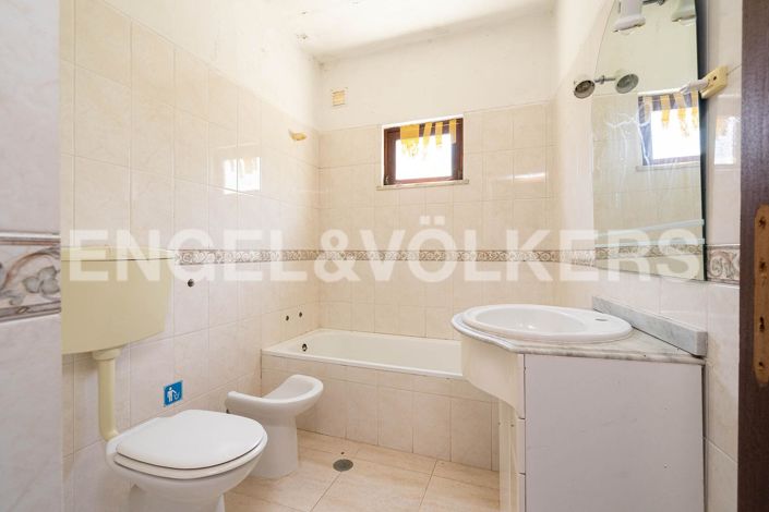 Image No.21-4 Bed House for sale