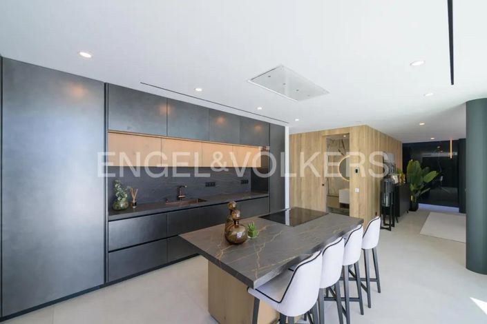 Image No.17-5 Bed House for sale