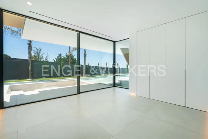 Image No.38-5 Bed House for sale