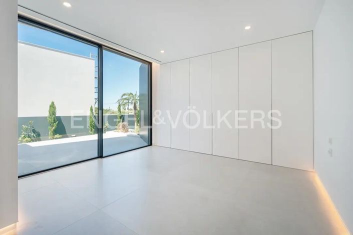 Image No.42-5 Bed House for sale