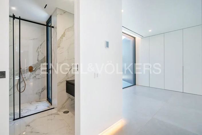 Image No.44-5 Bed House for sale