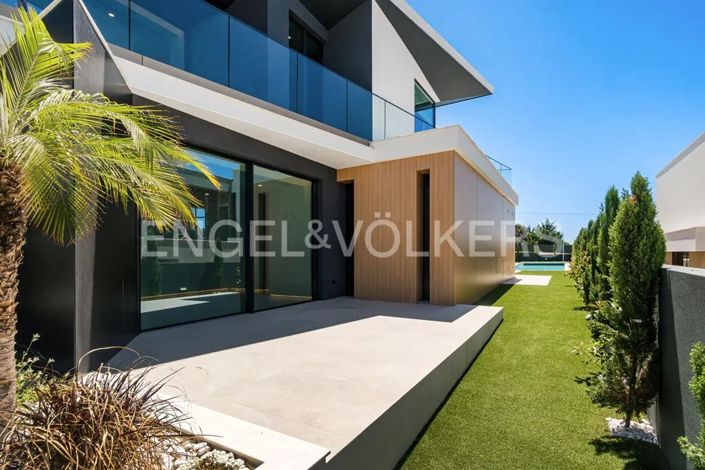 Image No.52-5 Bed House for sale