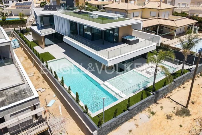 Image No.64-5 Bed House for sale