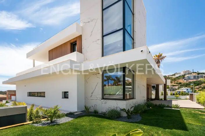 Image No.16-4 Bed House for sale