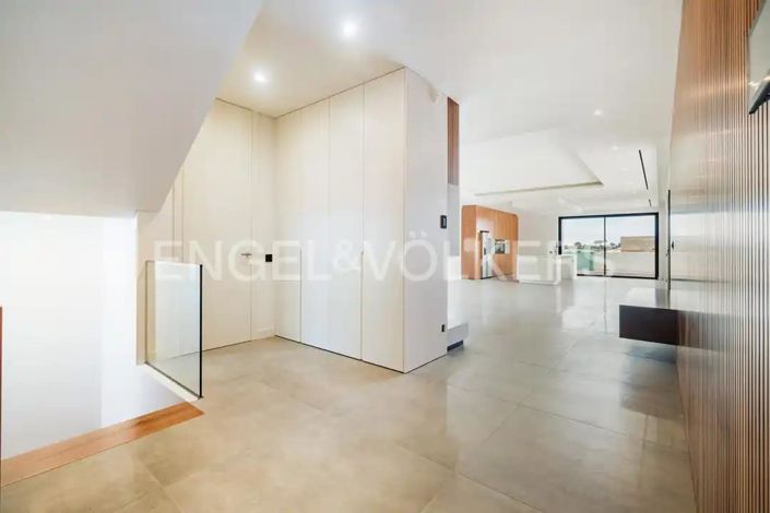 Image No.20-4 Bed House for sale