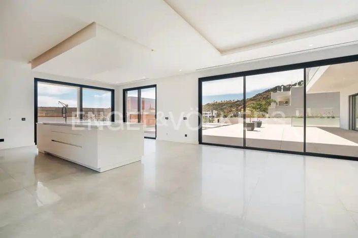 Image No.26-4 Bed House for sale