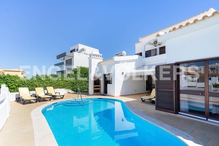 Image No.2-4 Bed House for sale