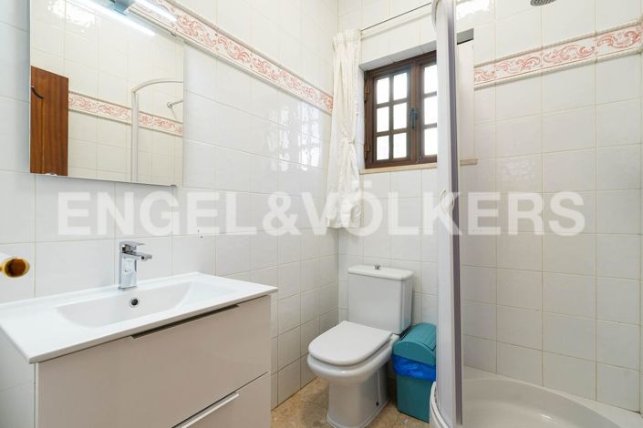 Image No.24-4 Bed House for sale