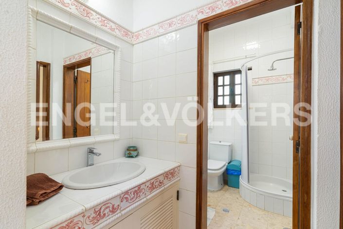 Image No.25-4 Bed House for sale