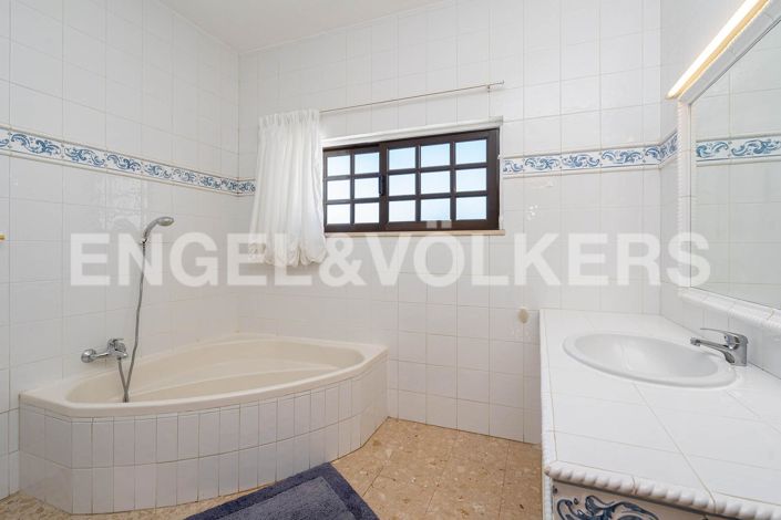 Image No.34-4 Bed House for sale