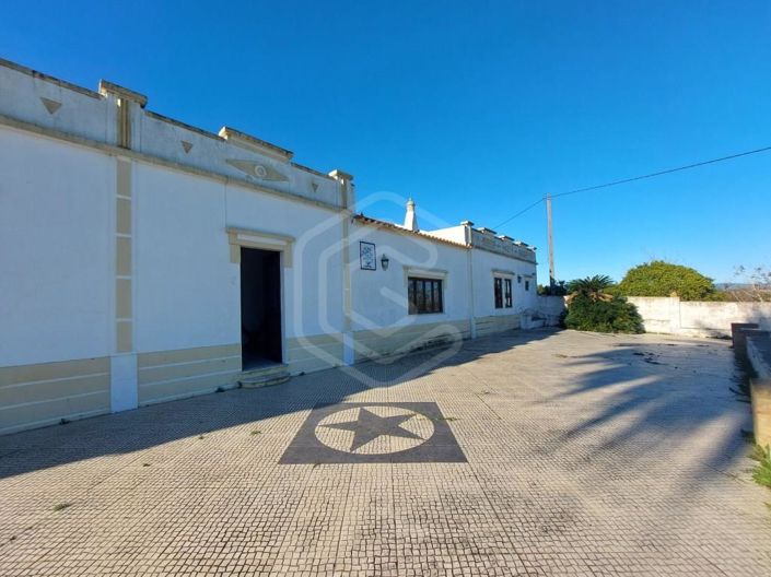 Image No.1-4 Bed House for sale