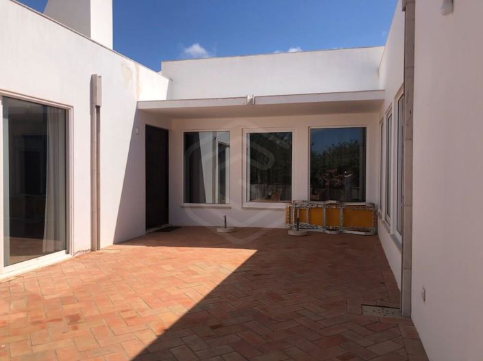 Image No.18-4 Bed House for sale