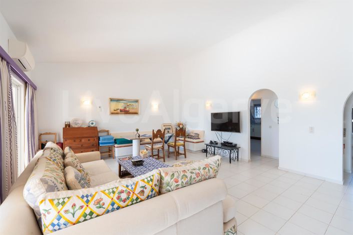 Image No.25-4 Bed House for sale