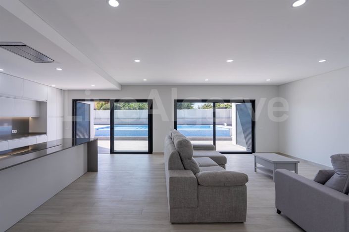 Image No.13-3 Bed House for sale