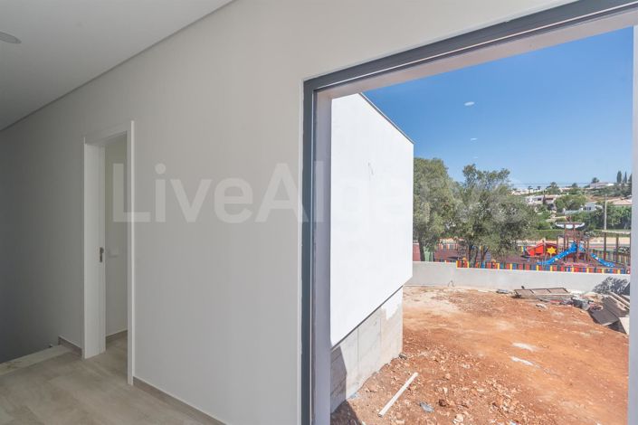 Image No.17-3 Bed House for sale