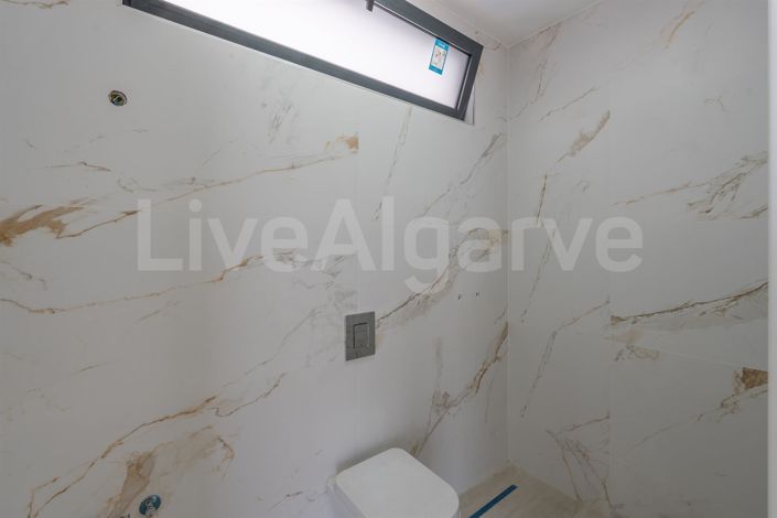 Image No.18-3 Bed House for sale