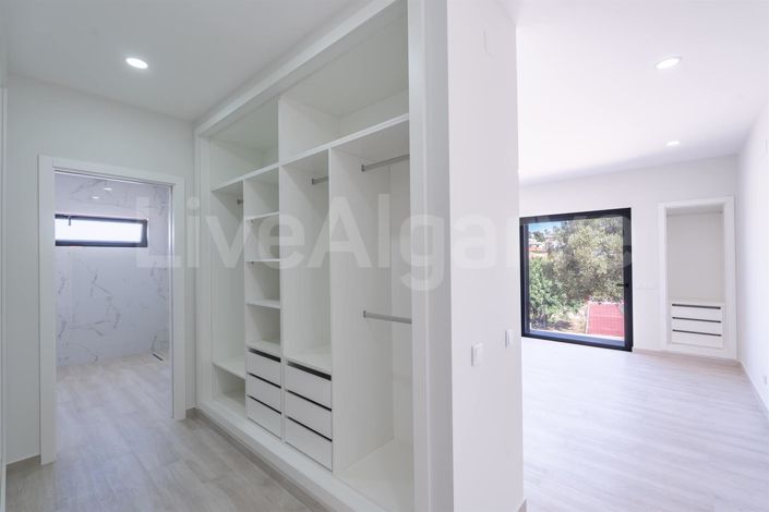 Image No.22-3 Bed House for sale