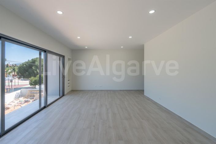 Image No.26-3 Bed House for sale