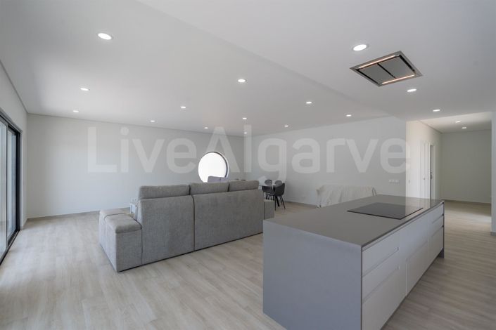 Image No.8-3 Bed House for sale