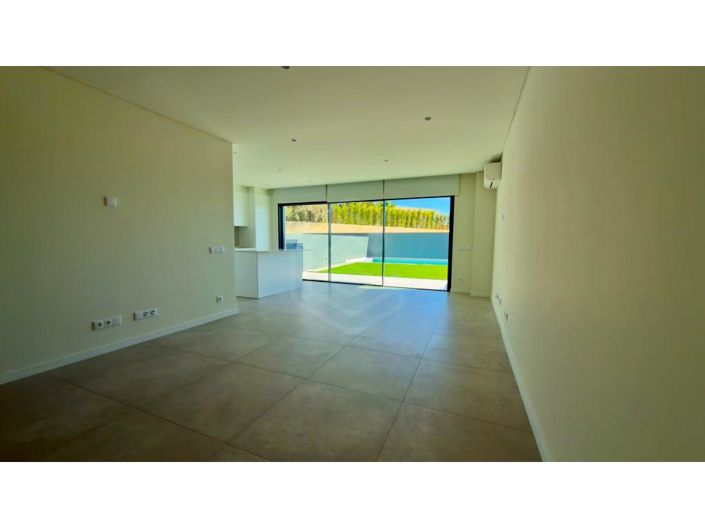 Image No.2-4 Bed House for sale