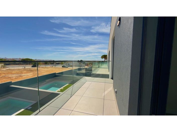 Image No.20-4 Bed House for sale