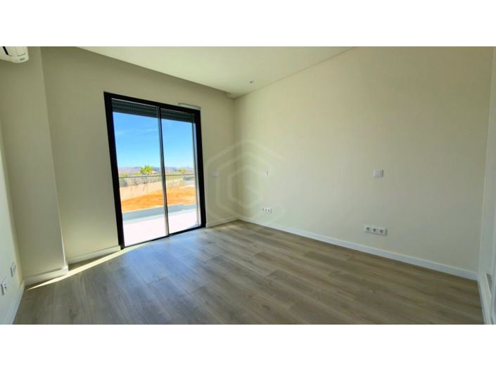 Image No.23-4 Bed House for sale