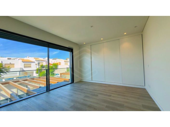 Image No.3-4 Bed House for sale