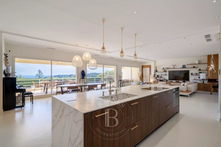 Image No.1-5 Bed House for sale