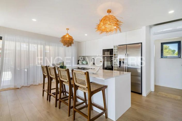 Image No.17-5 Bed House for sale