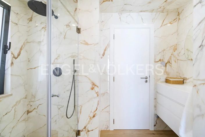 Image No.27-5 Bed House for sale