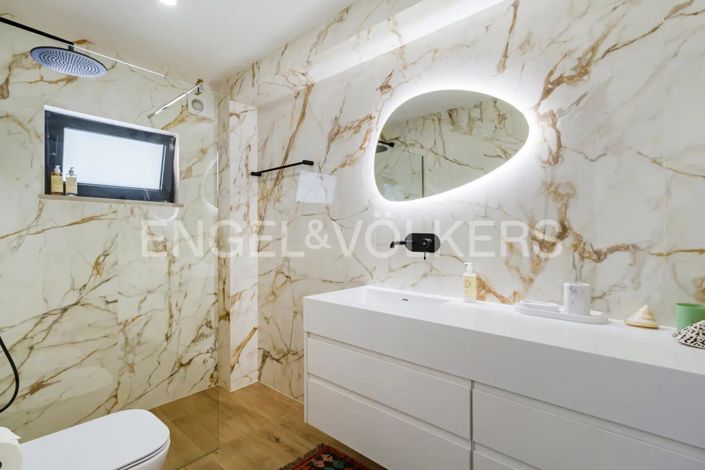 Image No.42-5 Bed House for sale