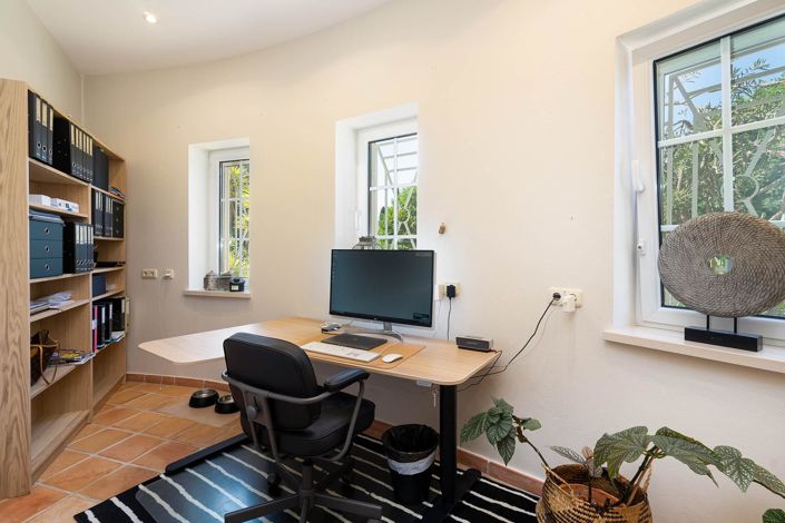 Image No.11-3 Bed House for sale